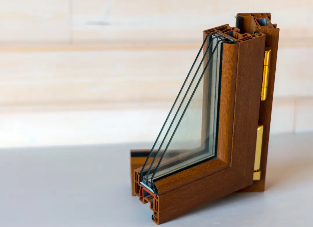 Installation de fenêtre en bois sur mesure La Crau