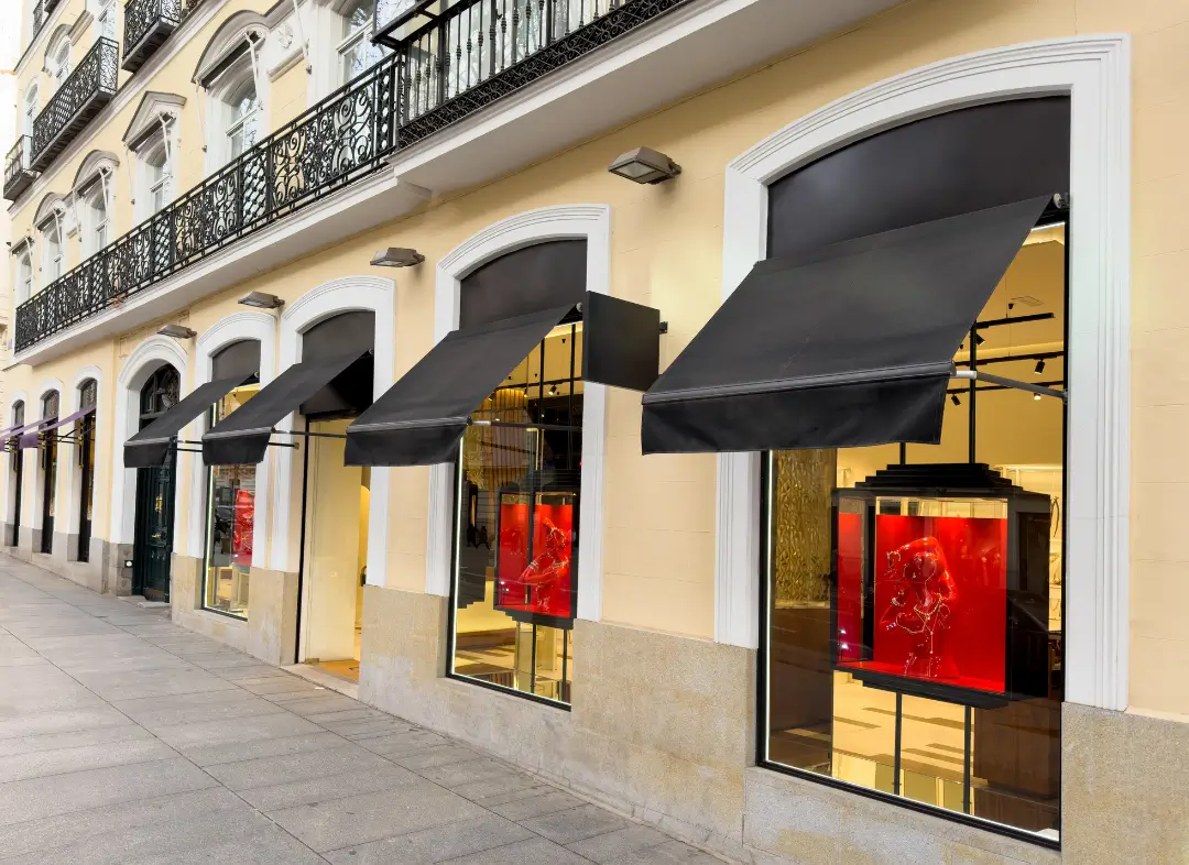 Façade vitrine de magasin en aluminium sur mesure à La Crau
